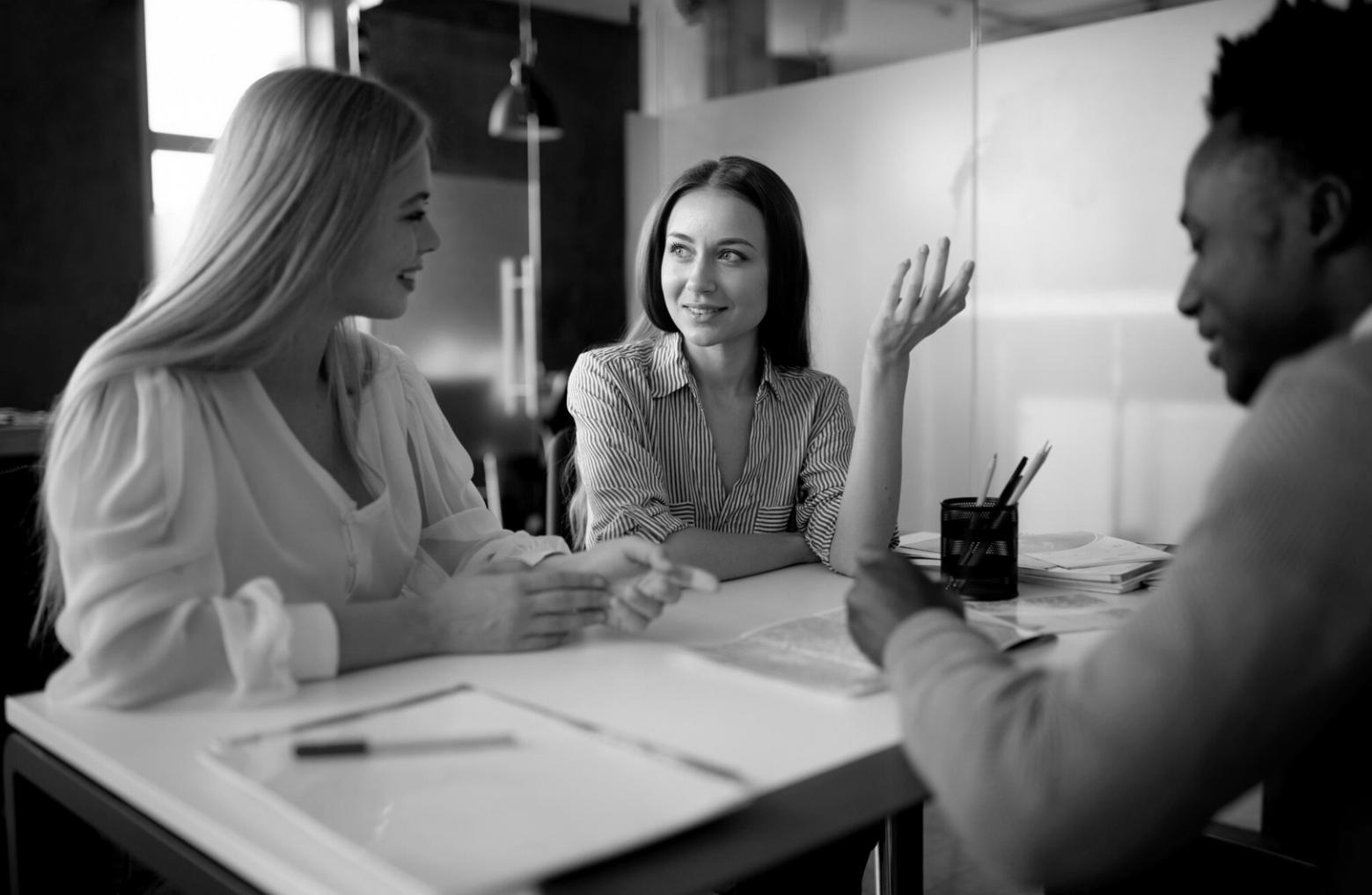 Consulente finanziario che lavora su strategie personalizzate
