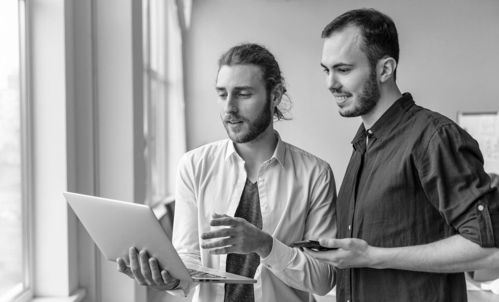 Ambiente di apprendimento moderno con strumenti di analisi finanziaria