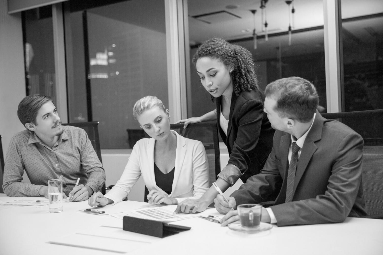 Professionisti al lavoro in ambiente collaborativo che rappresenta i nostri valori di trasparenza