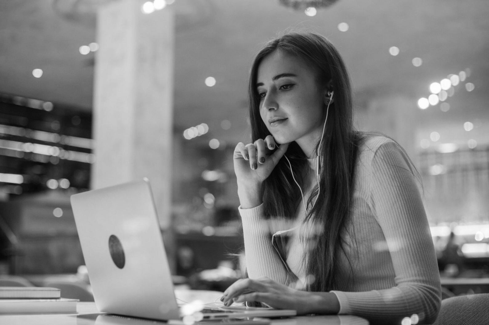 Processo di analisi finanziaria trasparente con documenti e grafici